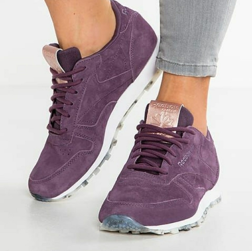 **SOLD** NWT REEBOK CLASSIC SUEDE SNEAKERS